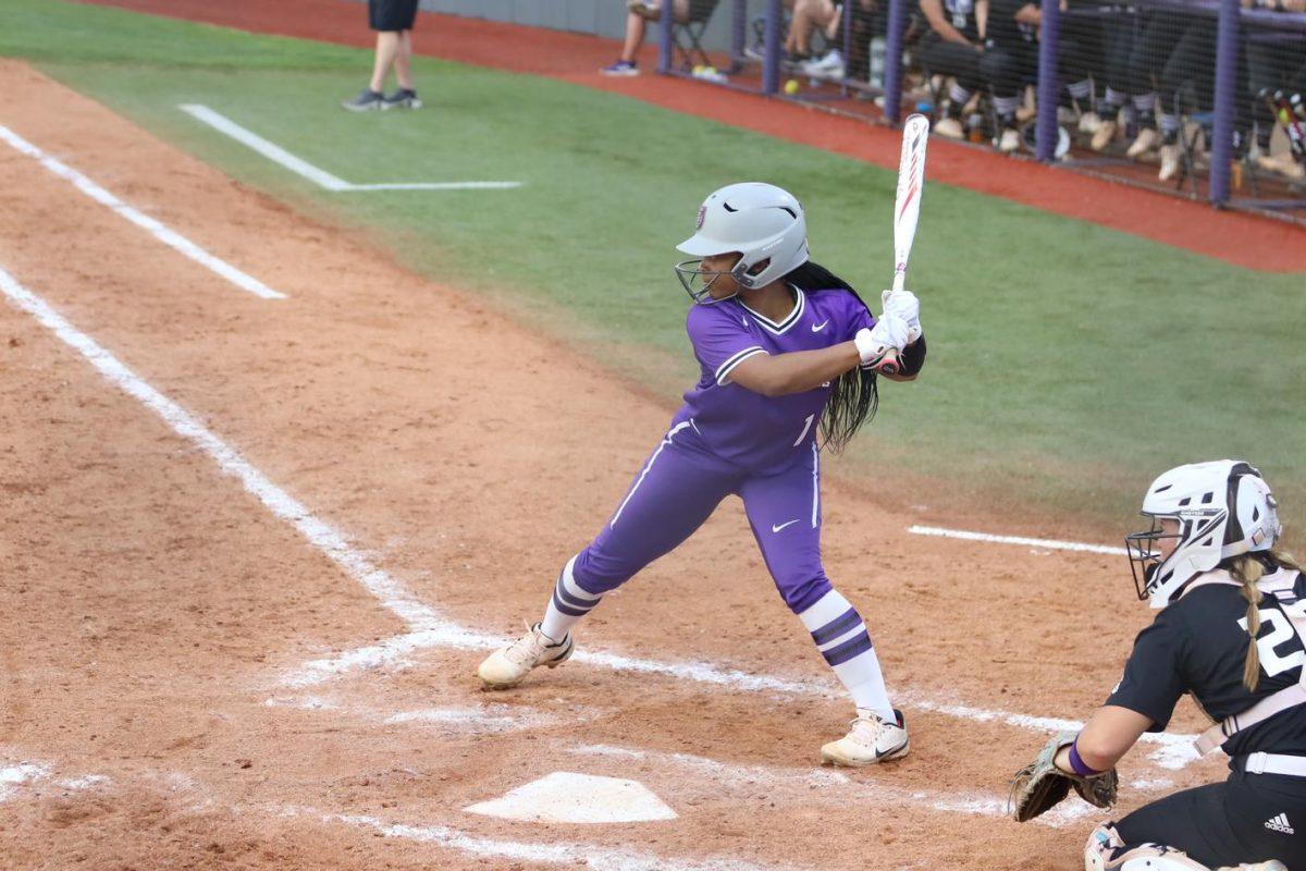 Junior outfelder Tremere Harris cracks the ball at the top of the frst during the second game against Bellarmine. Harris collected a total of six runs throughout the series.