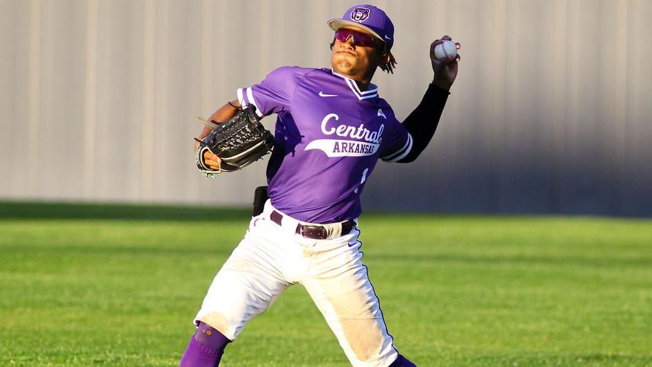 Senior outfelder Kolby Johnson rears back to launch a ball across the
feld. Johnson scored a run and two homers during the three game series.