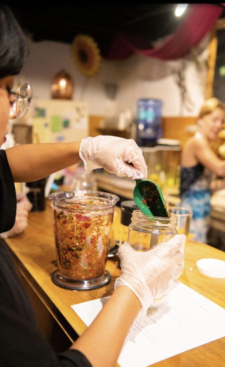 Jelaya Fairfield prepares her mason jar.
