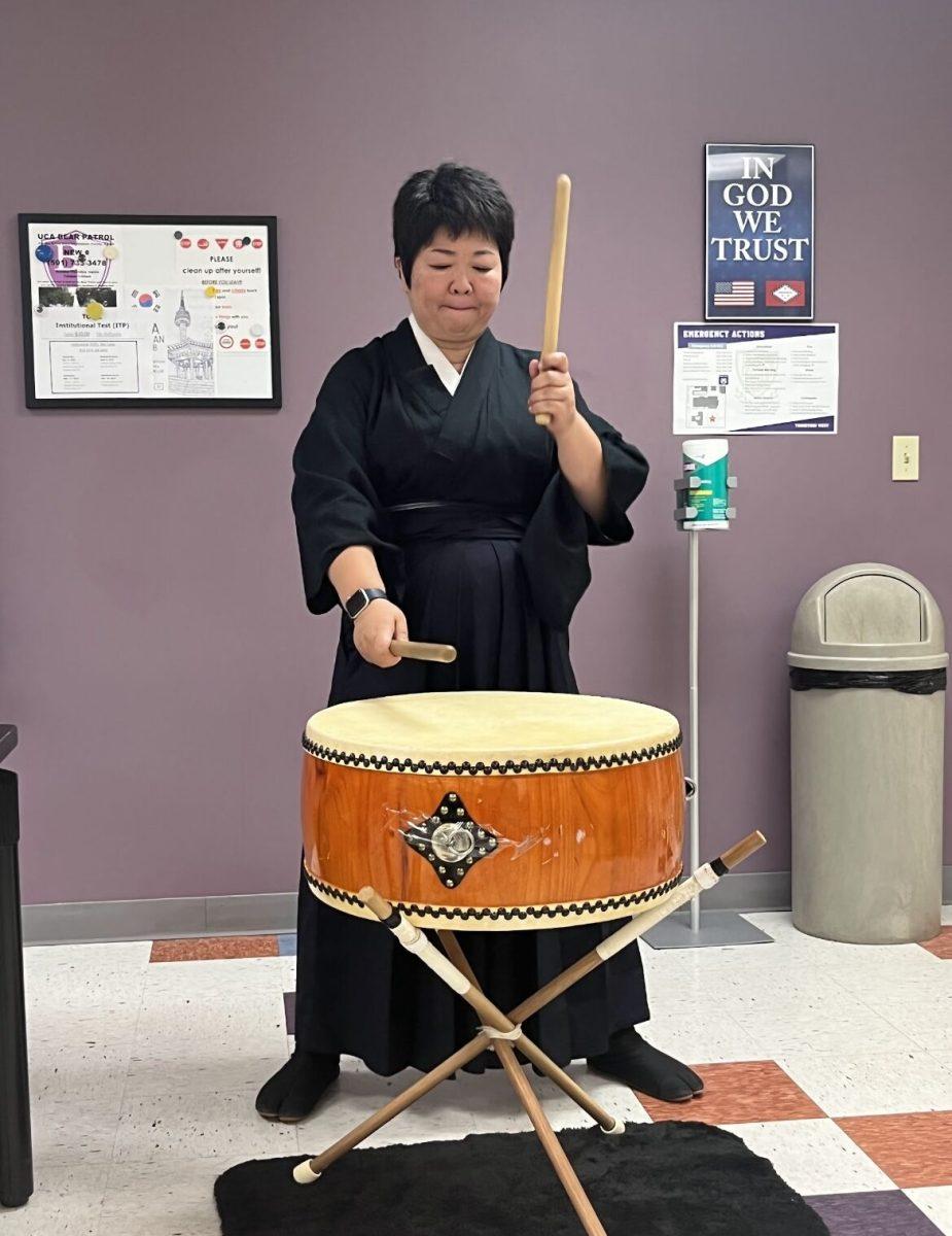 Kae Hashimoto Reed gives a Taiko drum performance. Hashimoto Reed invited students play the drums to relieve stress. 
 