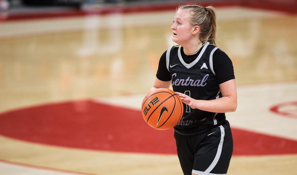 Junior guard Kinley Fisher dribbles the ball. The Bears reigned victorious against the Denver Pioneers, with a final score of 90-84. 