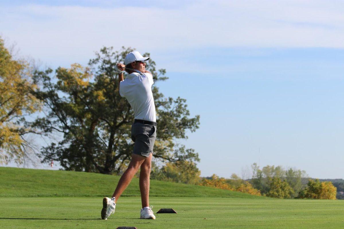 Sophomore Luke Sienkiewicz cracks the ball with his iron. In the 2022-2023 season, Sienkiewicz played 21 rounds, the second highest on the team, only behind alumnus Sam Long's 24 rounds.
