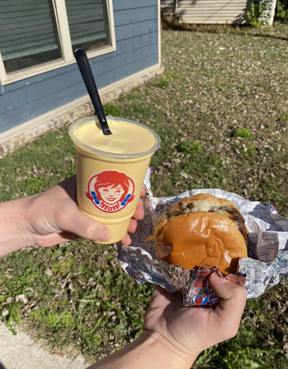 Wendy’s new frosty reminded reviewers of sweet butter pecan and butterscotch, rather than salted caramel. The mushroom bacon cheeseburger was a ”standout,” with mushrooms, bacon, cheese and a creamy garlic spread.