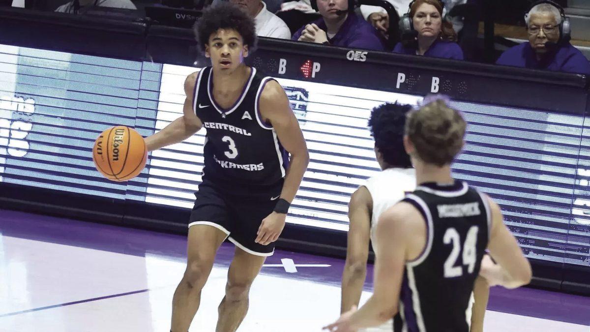 Sophomore guard Brayden Fagbemi looks for an opportunity to throw the basketball into the net against North Alabama. Fagbemi scored a career-high of 25 points against the Lions.