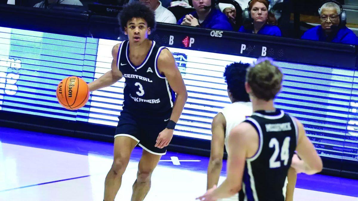 Sophomore guard Brayden Fagbemi looks for an opportunity to throw the basketball into the net against North Alabama. Fagbemi scored a career-high of 25 points against the Lions.
