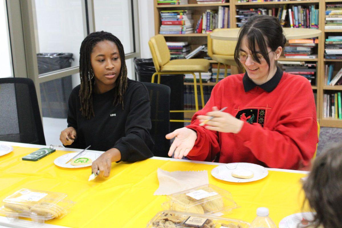 Students for the Arts members decorate cookies.